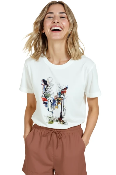 Kadın Beyaz Relaxed Fit %100 Pamuk Tişört – Suluboya Sokak Eskizli Baskılı - Resim 5