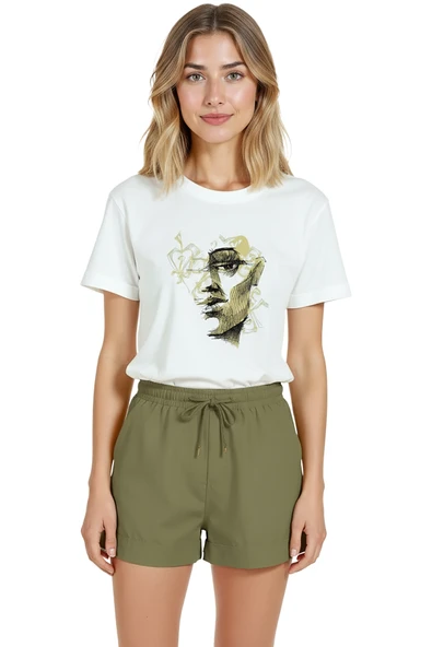 Kadın Beyaz Relaxed Fit %100 Pamuk Tişört – Çizgisel Soyut Yüz & Altın Detaylı Baskılı ürün görseli 1