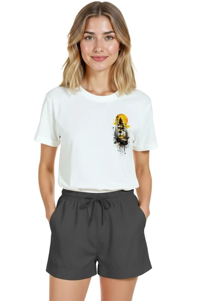 Kadın Beyaz Relaxed Fit %100 Pamuk Tişört – Günbatımı Orman & Kayık Baskılı ürün görseli 1