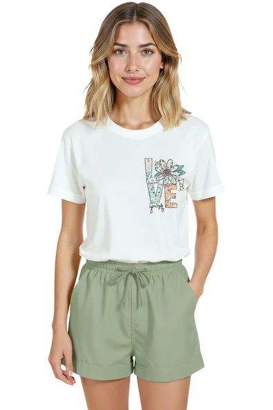 Kadın Beyaz Relaxed Fit %100 Pamuk Tişört – LOVE Harfli Çiçek Göğüs Baskılı ürün görseli 1