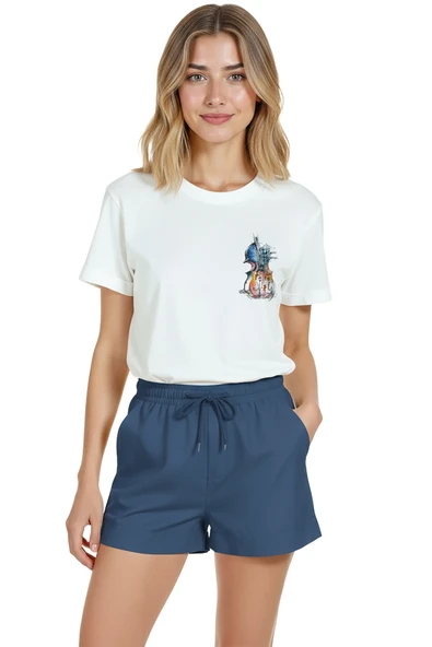 Kadın Beyaz Relaxed Fit %100 Pamuk Tişört – Keman & Müzik Notaları Baskılı ürün görseli 1