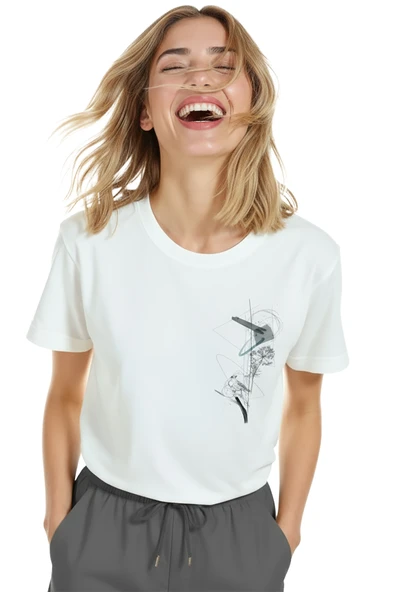 Kadın Beyaz Relaxed Fit %100 Pamuk Tişört – İnce Mürekkep & Minimal Soyut Grafik Baskılı - Resim 5