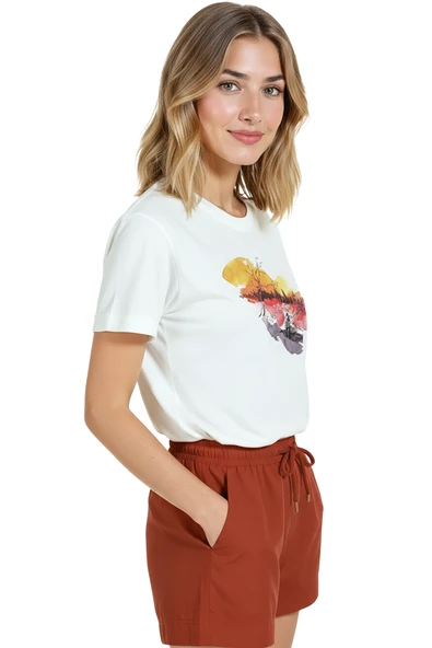Kadın Beyaz Relaxed Fit %100 Pamuk Tişört – Gün Batımı Göl Manzarası Baskılı - Resim 4