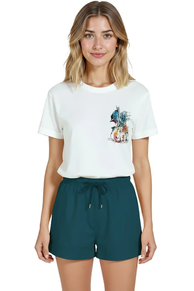 Kadın Beyaz Relaxed Fit %100 Pamuk Tişört – Keman & Şehir Silueti Baskılı ürün görseli 1