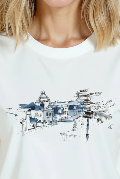 Kadın Beyaz Relaxed Fit %100 Pamuk Tişört – Suluboya Şehir Manzarası & Mavi Vurgu Baskılı - Resim 8