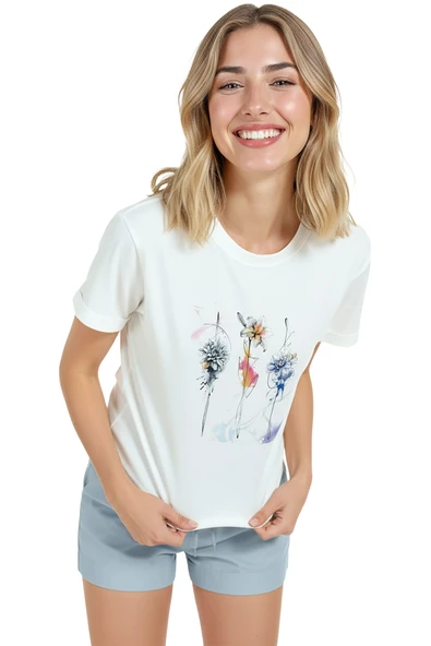 Kadın Beyaz Relaxed Fit %100 Pamuk Tişört – Suluboya Çiçekler & İnce Mürekkep Eskiz Baskılı - Resim 3