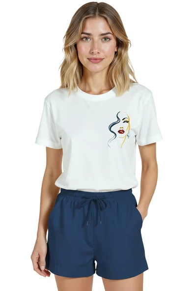 Kadın Beyaz Relaxed Fit %100 Pamuk Tişört – İnce Çizgisel Portre Baskılı ürün görseli 1