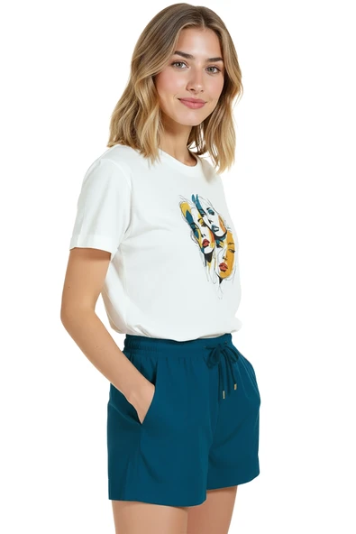 Kadın Beyaz Relaxed Fit %100 Pamuk Tişört – Soyut Çok Renkli Yüzler Baskılı - Resim 3