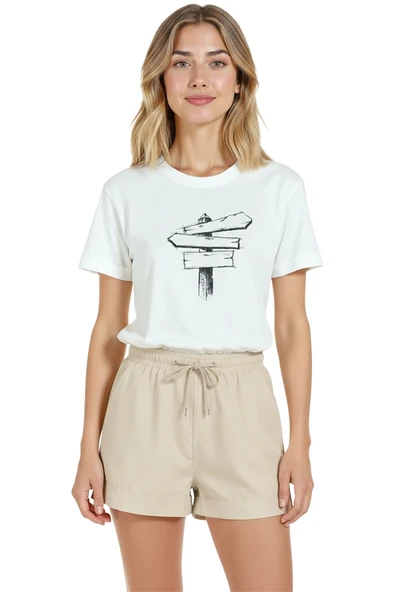 Kadın Beyaz Relaxed Fit %100 Pamuk Tişört – Çizgisel Yön Levhası Baskılı - Resim 3