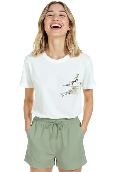 Kadın Beyaz Relaxed Fit %100 Pamuk Tişört – İskeleli Sahil Evcikleri Baskılı - Resim 5