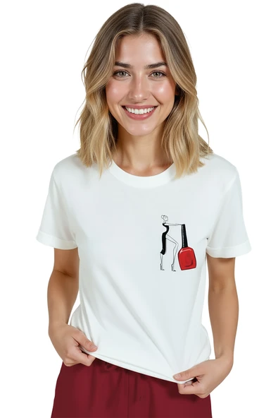Kadın Beyaz Relaxed Fit %100 Pamuk Tişört – İnce Line‑Art Makyajcı & Kırmızı Oje Baskılı - Resim 3