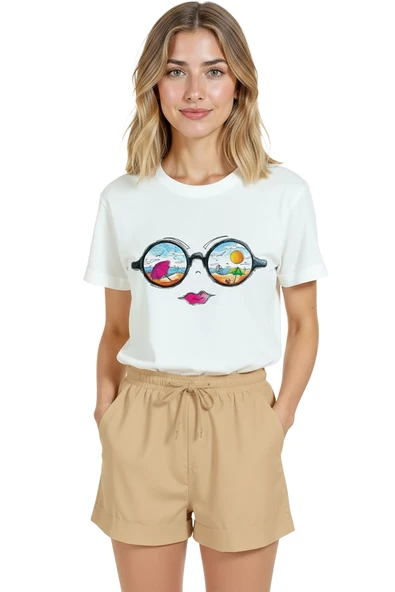 Kadın Beyaz Relaxed Fit %100 Pamuk Tişört – Güneşli Plaj & Gözlük Refleksi Baskılı ürün görseli 1