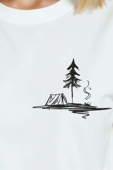 Kadın Beyaz Relaxed Fit %100 Pamuk Tişört – Suluboya Kamp & Çadır İllüstrasyonlu - Resim 8