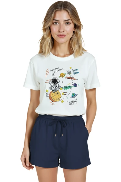 Kadın Beyaz Relaxed Fit %100 Pamuk Tişört – Doodle Astronot & Uzay Baskılı ürün görseli 1