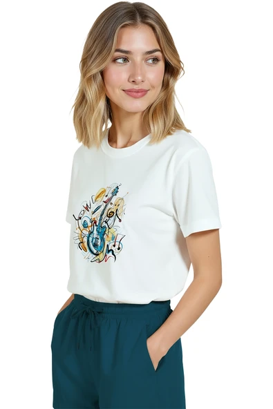 Kadın Beyaz Relaxed Fit %100 Pamuk Tişört – Soyut Gitar & Suluboya Müzik Baskılı - Resim 4