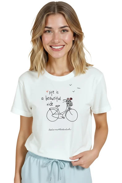 Kadın Beyaz Relaxed Fit %100 Pamuk Tişört – Bisiklet Doodle Baskılı - Resim 3