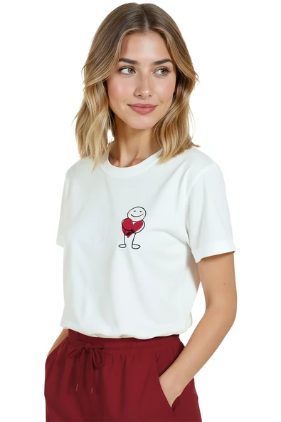 Kadın Beyaz Relaxed Fit %100 Pamuk Tişört – Kalp Sarılma & Minimal Karakter Baskılı - Resim 4