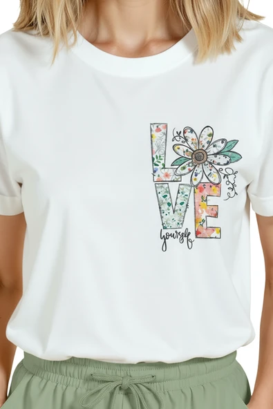 Kadın Beyaz Relaxed Fit %100 Pamuk Tişört – LOVE Harfli Çiçek Göğüs Baskılı - Resim 7