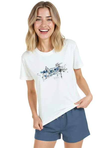 Kadın Beyaz Relaxed Fit %100 Pamuk Tişört – Suluboya Şehir Manzarası & Mavi Vurgu Baskılı - Resim 5