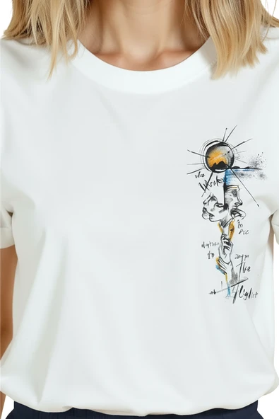 Kadın Beyaz Relaxed Fit %100 Pamuk Tişört – Güneşli Figür Karakalem Baskılı - Resim 8