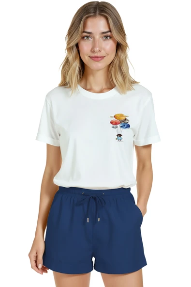 Kadın Beyaz Relaxed Fit %100 Pamuk Tişört – Gezegen Balonları & Minik Karakter Baskılı ürün görseli 1