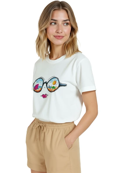 Kadın Beyaz Relaxed Fit %100 Pamuk Tişört – Güneşli Plaj & Gözlük Refleksi Baskılı - Resim 2