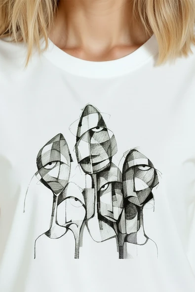 Kadın Beyaz Relaxed Fit %100 Pamuk Tişört – Monokrom Soyut Yüzler Baskılı - Resim 7