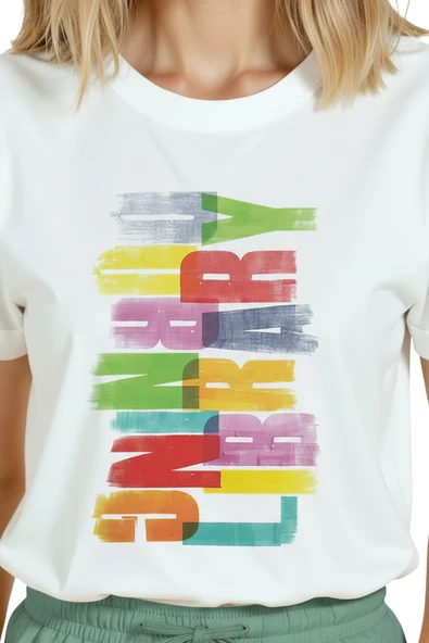 Kadın Beyaz Relaxed Fit %100 Pamuk Tişört – Renkli Brush Tipografi Baskılı - Resim 7