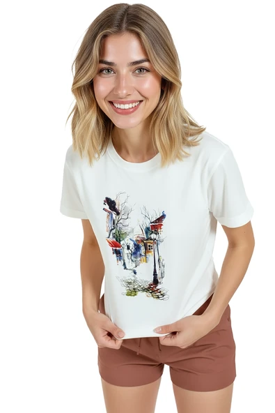 Kadın Beyaz Relaxed Fit %100 Pamuk Tişört – Suluboya Sokak Eskizli Baskılı - Resim 3