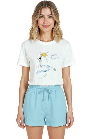 Kadın Beyaz Relaxed Fit %100 Pamuk Tişört – Bulut Üzerinde Duran Kız Baskılı ürün görseli 1