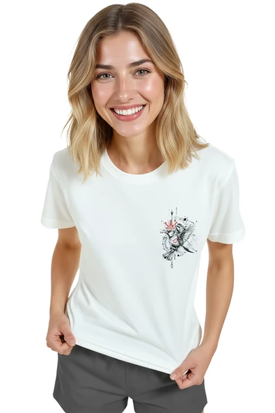 Kadın Beyaz Relaxed Fit %100 Pamuk Tişört – Kırmızı Taclı Serçe Doodle Baskılı - Resim 3