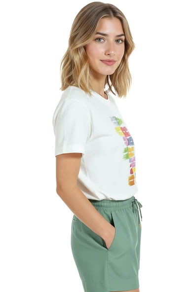 Kadın Beyaz Relaxed Fit %100 Pamuk Tişört – Renkli Brush Tipografi Baskılı - Resim 2