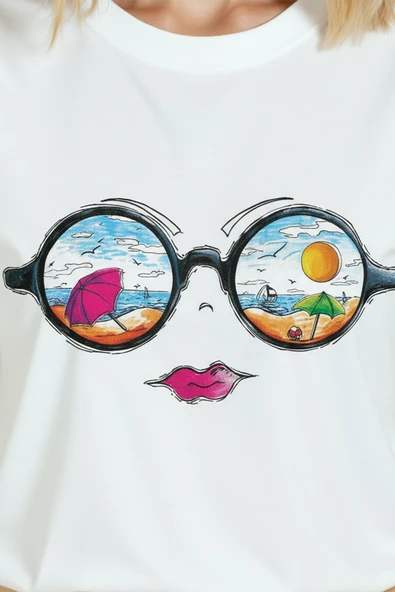 Kadın Beyaz Relaxed Fit %100 Pamuk Tişört – Güneşli Plaj & Gözlük Refleksi Baskılı - Resim 8
