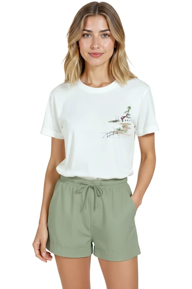 Kadın Beyaz Relaxed Fit %100 Pamuk Tişört – İskeleli Sahil Evcikleri Baskılı - Resim 7