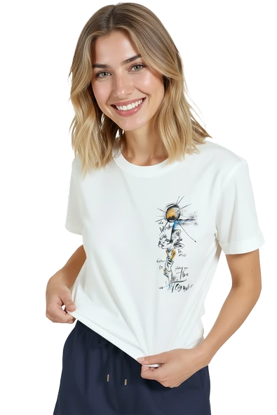 Kadın Beyaz Relaxed Fit %100 Pamuk Tişört – Güneşli Figür Karakalem Baskılı - Resim 3