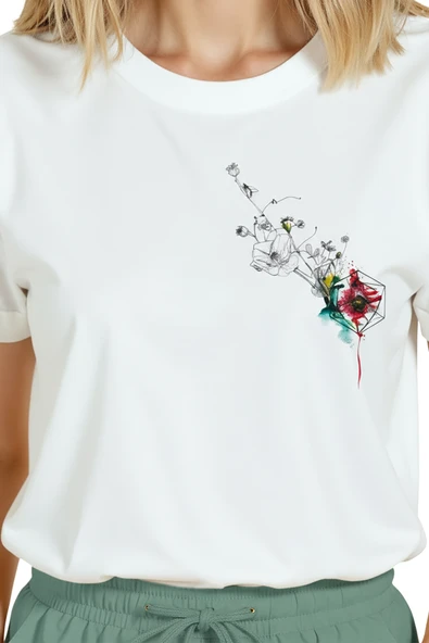 Kadın Beyaz Relaxed Fit %100 Pamuk Tişört – Suluboya Çiçek & Geometrik Baskılı - Resim 7