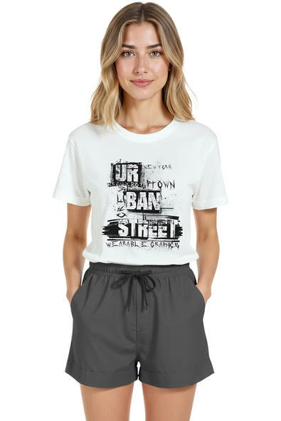 Kadın Beyaz Relaxed Fit %100 Pamuk Tişört – Sokak Tipografi & Graffiti Kolaj Baskılı ürün görseli 1