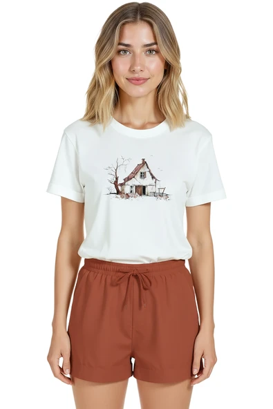 Kadın Beyaz Relaxed Fit %100 Pamuk Tişört – Suluboya Eskiz Köy Evi Baskılı ürün görseli 1