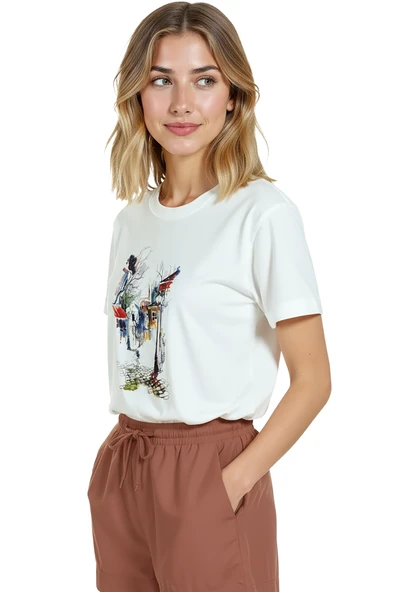 Kadın Beyaz Relaxed Fit %100 Pamuk Tişört – Suluboya Sokak Eskizli Baskılı - Resim 4