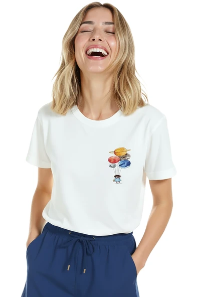 Kadın Beyaz Relaxed Fit %100 Pamuk Tişört – Gezegen Balonları & Minik Karakter Baskılı - Resim 5