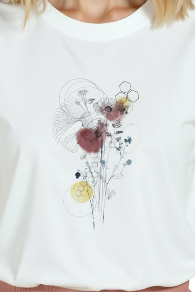 Kadın Beyaz Relaxed Fit %100 Pamuk Tişört – Kuru Çiçek & Minimal Mürekkep Baskılı - Resim 8