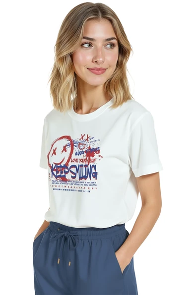 Kadın Beyaz Relaxed Fit %100 Pamuk Tişört – Grafiti “Keep Smiling” & Sokak Tipografi Baskılı - Resim 4