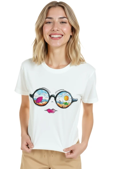 Kadın Beyaz Relaxed Fit %100 Pamuk Tişört – Güneşli Plaj & Gözlük Refleksi Baskılı - Resim 3