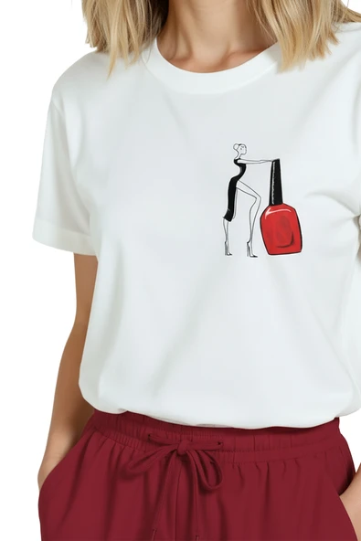 Kadın Beyaz Relaxed Fit %100 Pamuk Tişört – İnce Line‑Art Makyajcı & Kırmızı Oje Baskılı - Resim 6