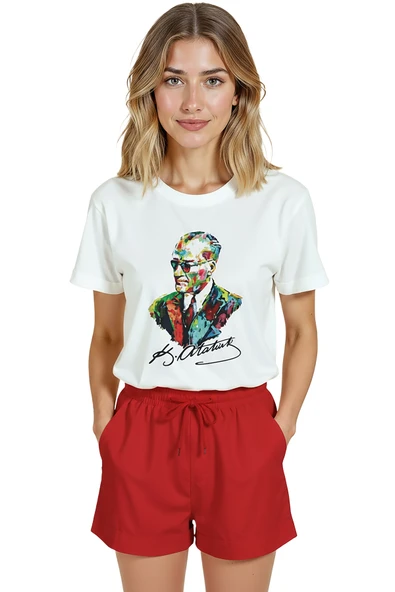 Kadın Beyaz Relaxed Fit %100 Pamuk Tişört – Renkli Atatürk Portre Suluboya Baskılı ürün görseli 1