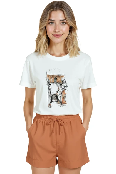 Kadın Beyaz Relaxed Fit %100 Pamuk Tişört – Eski Sokak Evleri Baskılı ürün görseli 1