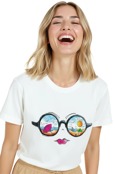 Kadın Beyaz Relaxed Fit %100 Pamuk Tişört – Güneşli Plaj & Gözlük Refleksi Baskılı - Resim 5
