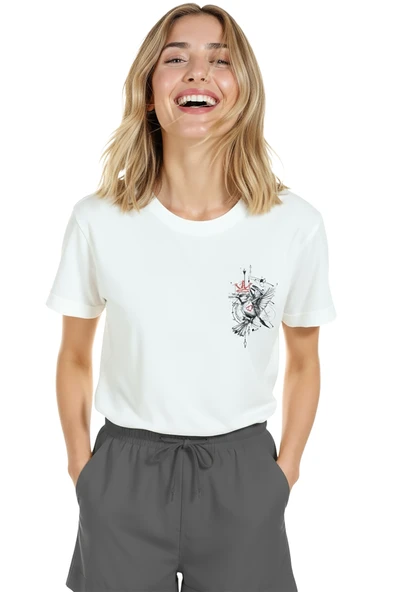 Kadın Beyaz Relaxed Fit %100 Pamuk Tişört – Kırmızı Taclı Serçe Doodle Baskılı - Resim 4