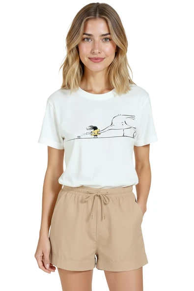 Kadın Beyaz Relaxed Fit %100 Pamuk Tişört – Çocuk & Fil Sulama İllüstrasyonlu ürün görseli 1