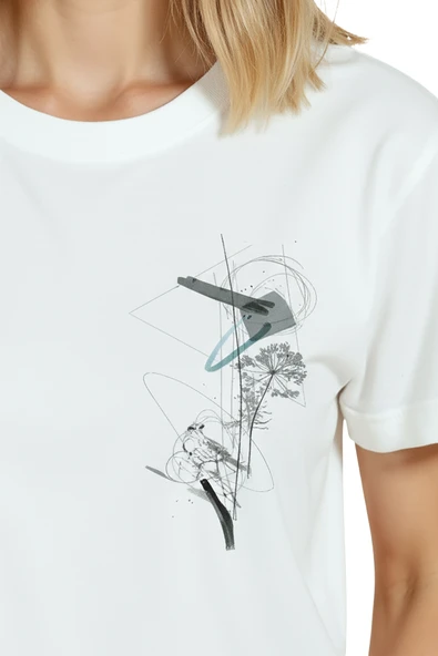 Kadın Beyaz Relaxed Fit %100 Pamuk Tişört – İnce Mürekkep & Minimal Soyut Grafik Baskılı - Resim 8